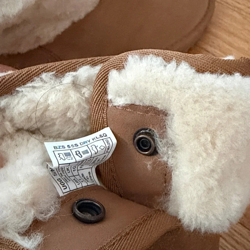 🆕- UGG- Kids' Classic Jona Luxury Boot. Chestnut. Size: 11 NWOB